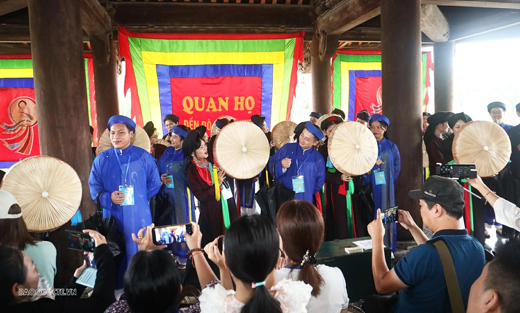 Đoàn giáo viên kiều bào giao lưu, tìm hiểu nghệ thuật quan họ. (Ảnh: Thành Long)