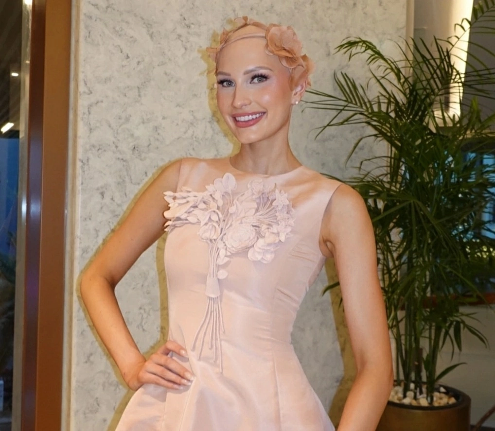 Miss World 2026: Hoa hậu Mỹ Mary Sickler gây xúc động với mái đầu rụng tóc phủ đầy hoa