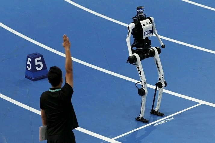 Một robot hình người Trung Quốc tham gia giải đấu (Ảnh: Reuters).