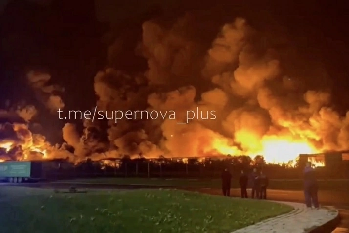 Lửa bao trùm một khu công nghiệp ở ngoại ô St. Petersburg, Nga rạng sáng 23/8 (Ảnh: Telegram).
