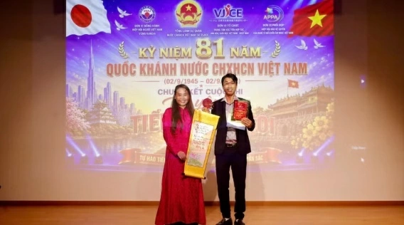 Đại diện Ban tổ chức trao giải Nhất cho thí sinh Hoàng Văn Hòa.