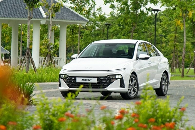 Hyundai Accent sở hữu diện mạo trẻ trung với phần đầu xe nổi bật bởi lưới tản nhiệt cỡ lớn.