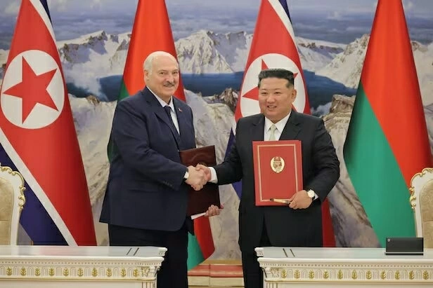 Kim Jong-un (phải) và Tổng thống Belarus Aleksandr Lukashenko bắt tay sau khi ký Hiệp ước Hữu nghị và Hợp tác tại Bình Nhưỡng vào tháng 3. . News1