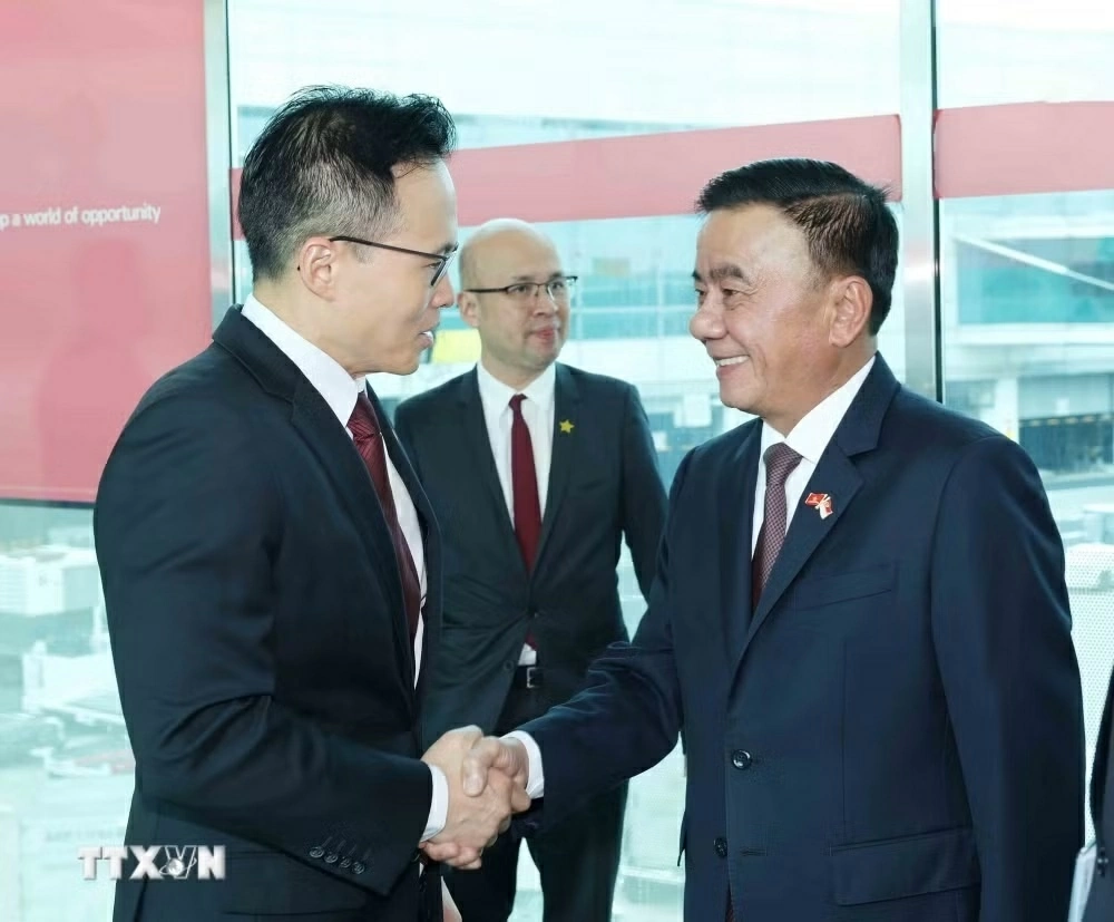 Quốc Vụ khanh Bộ Quốc phòng Singapore Desmond Choo đón đồng chí Trần Cẩm Tú, Ủy viên Bộ Chính trị, Thường trực Ban Bí thư, tại sân bay quốc tế Changi. (Nguồn: TTXVN)