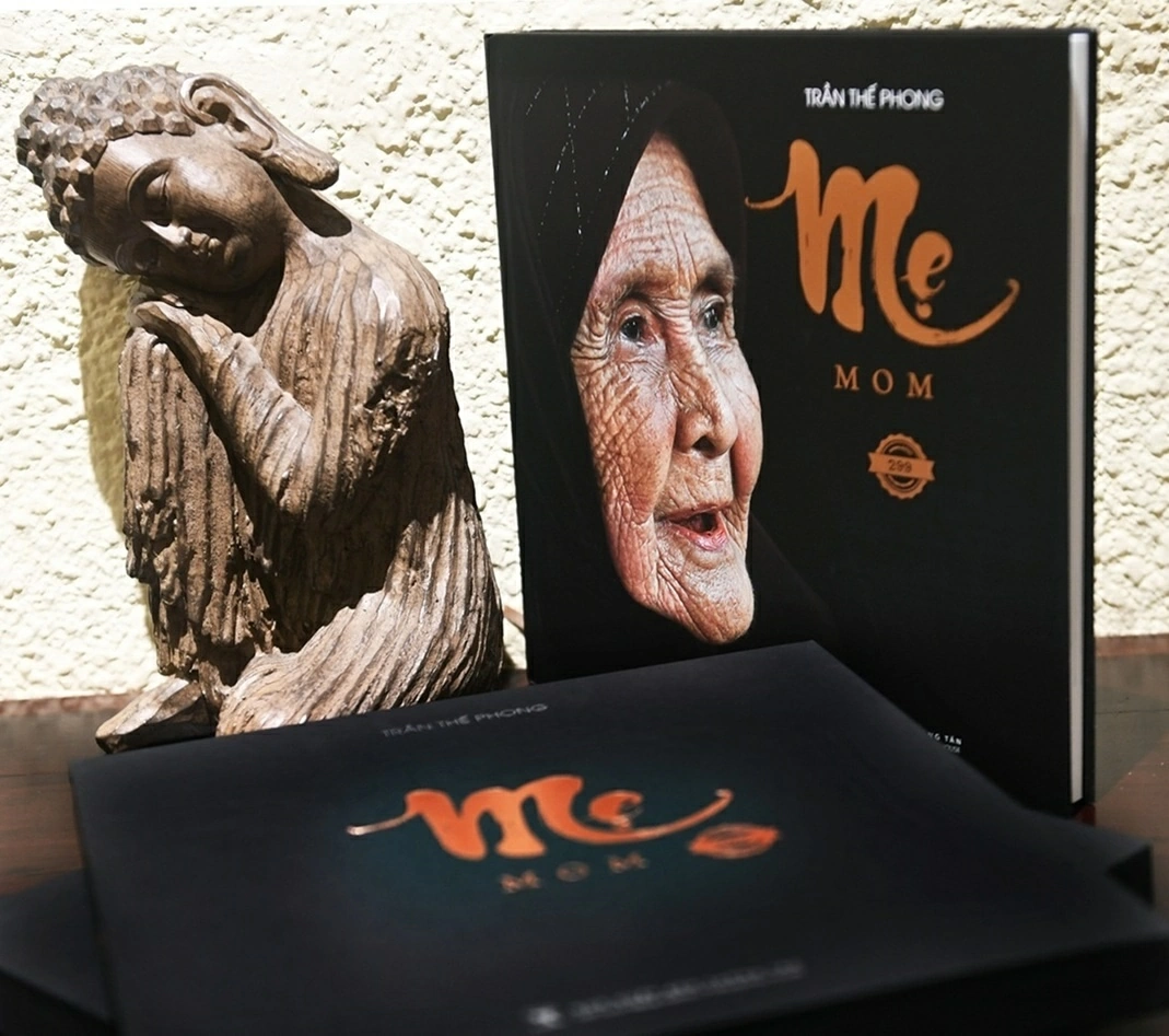 108 khoảnh khắc về mẹ qua 25 năm cầm máy của nghệ sĩ nhiếp ảnh Trần Thế Phong 108 khoảnh khắc về mẹ qua 25 năm cầm máy của nghệ sĩ nhiếp ảnh Trần Thế Phong