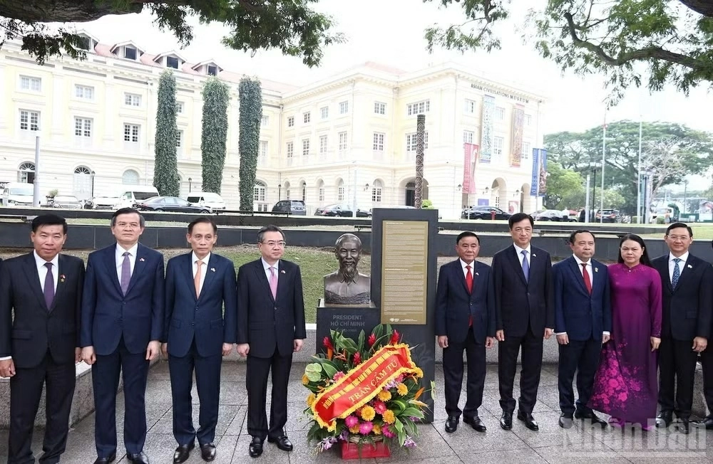 Thường trực Ban Bí thư Trần Cẩm Tú dâng hoa tưởng niệm Chủ tịch Hồ Chí Minh tại Singapore