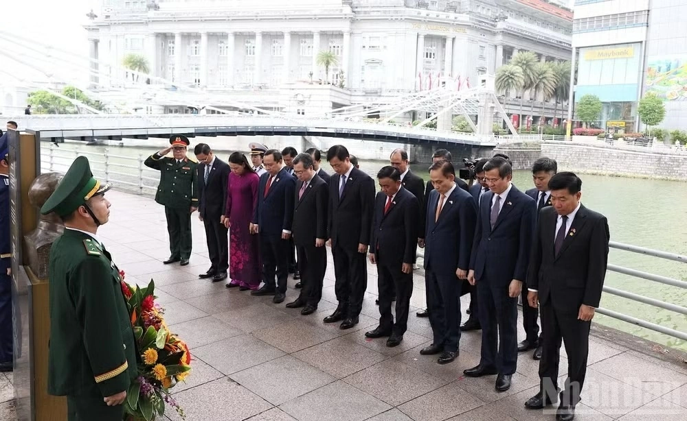 Thường trực Ban Bí thư Trần Cẩm Tú dâng hoa tưởng niệm Chủ tịch Hồ Chí Minh tại Singapore