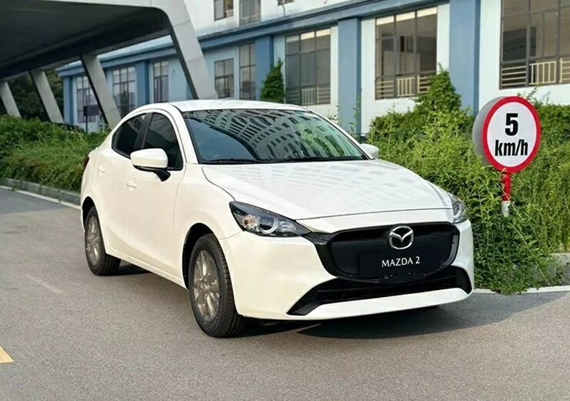 Mazda2 sở hữu ngoại hình mang phong cách Kodo đặc trưng với những đường nét mềm mại, cân đối nhưng vẫn tạo cảm giác năng động.