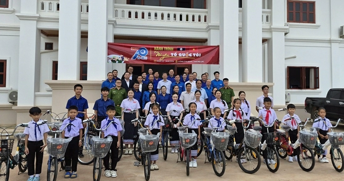 Tổng Lãnh sự quán Việt Nam tại Luang Prabang (Lào) phối hợp tổ chức Hành trình Tôi yêu Tổ quốc tôi