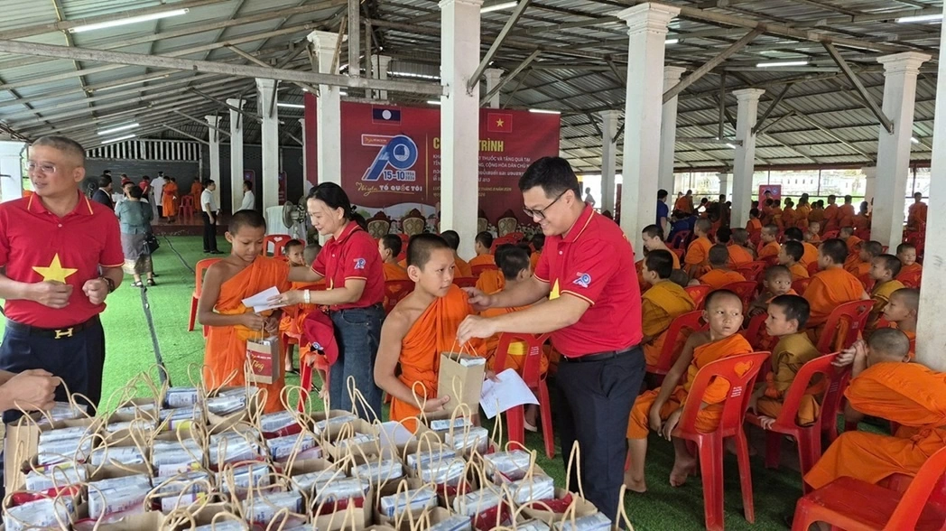 Tổng Lãnh sự quán Việt Nam tại Luang Prabang (Lào) phối hợp tổ chức Hành trình Tôi yêu Tổ quốc tôi