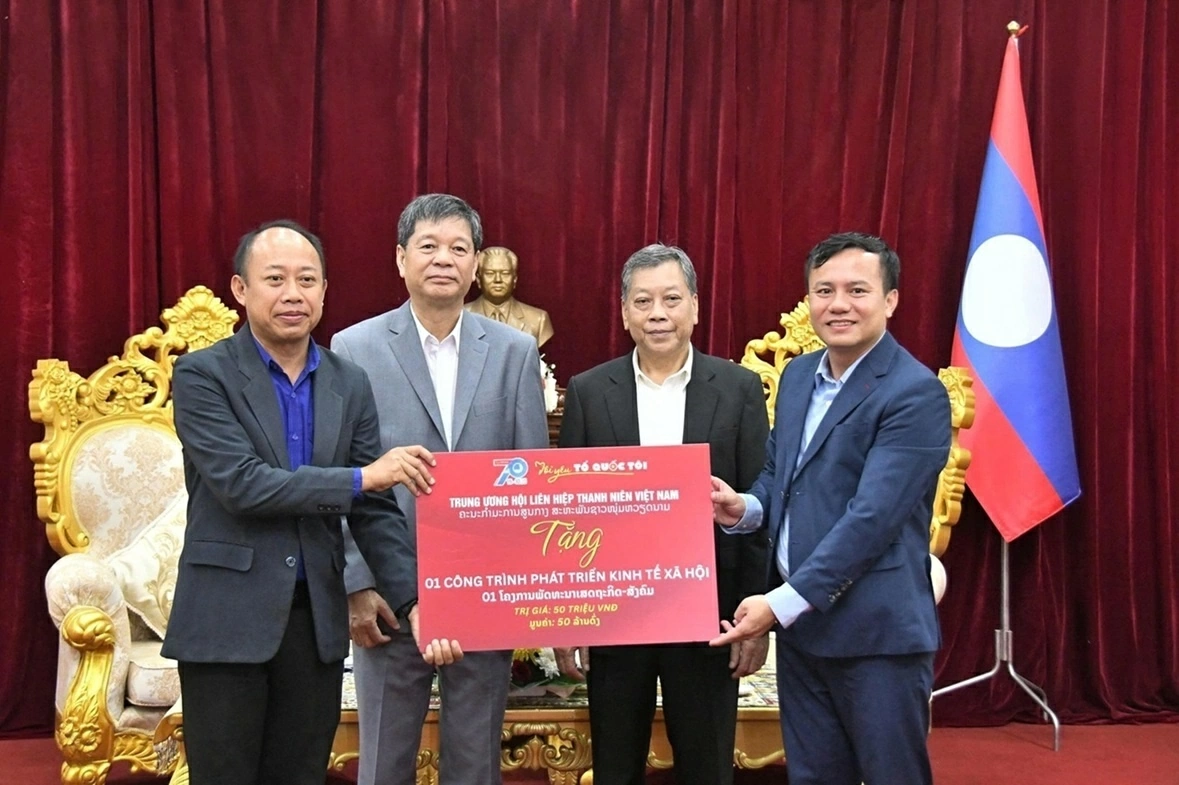 Tổng Lãnh sự quán Việt Nam tại Luang Prabang (Lào) phối hợp tổ chức Hành trình Tôi yêu Tổ quốc tôi
