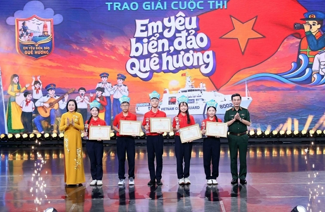 Đại tướng Phan Văn Giang dự đêm Gala và trao giải cuộc thi ‘Em yêu biển, đảo quê hương’