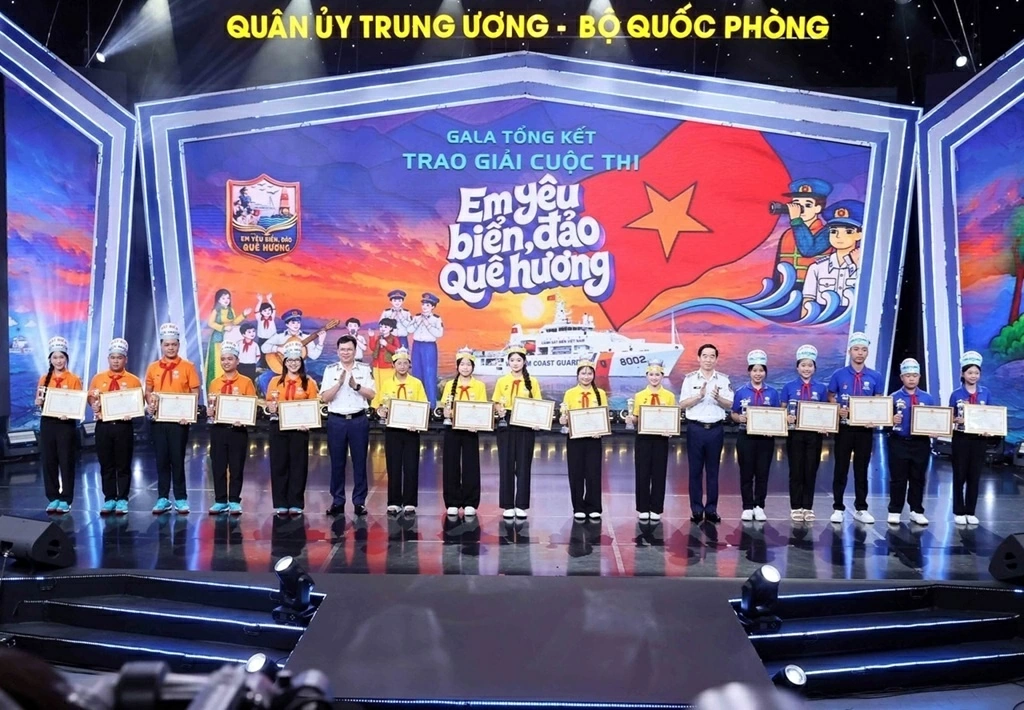 Đại tướng Phan Văn Giang dự đêm Gala và trao giải cuộc thi ‘Em yêu biển, đảo quê hương’