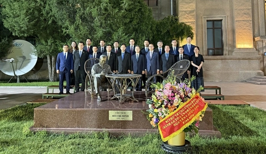 Bí thư Trung ương Đảng, Chánh Tòa án Nhân dân tối cao Nguyễn Văn Quảng thăm, làm việc với Đại sứ quán Việt Nam tại Trung Quốc