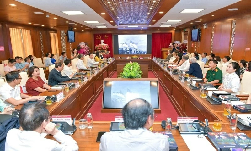 Đại sứ Cuba tại Việt Nam  Rogelio Polanco Fuentes và Nhà báo Vương Xuân Nguyên, tác giả cuốn sách “Fidel Castro Ruz - Cuba trong trái tim nhân dân Việt Nam” tại Toạ đàm “Fidel Castro Ruz: Từ tuổi thơ đến huyền thoại” do Học viện Chính trị quốc gia Hồ Chí 