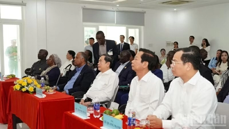 Chủ tịch Quốc hội Trần Thanh Mẫn v&agrave; Chủ tịch Quốc hội Bờ Biển Ng&agrave; thăm C&ocirc;ng ty cổ phần N&ocirc;ng nghiệp C&ocirc;ng nghệ cao Trung An