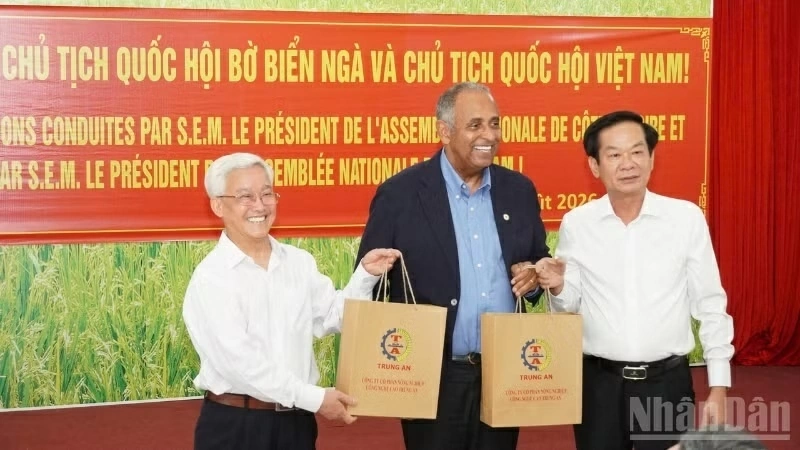 Chủ tịch Quốc hội Trần Thanh Mẫn và Chủ tịch Quốc hội Bờ Biển Ngà thăm Công ty cổ phần Nông nghiệp Công nghệ cao Trung An Chủ tịch Quốc hội Trần Thanh Mẫn và Chủ tịch Quốc hội Bờ Biển Ngà thăm Công ty cổ phần Nông nghiệp Công nghệ cao Trung An