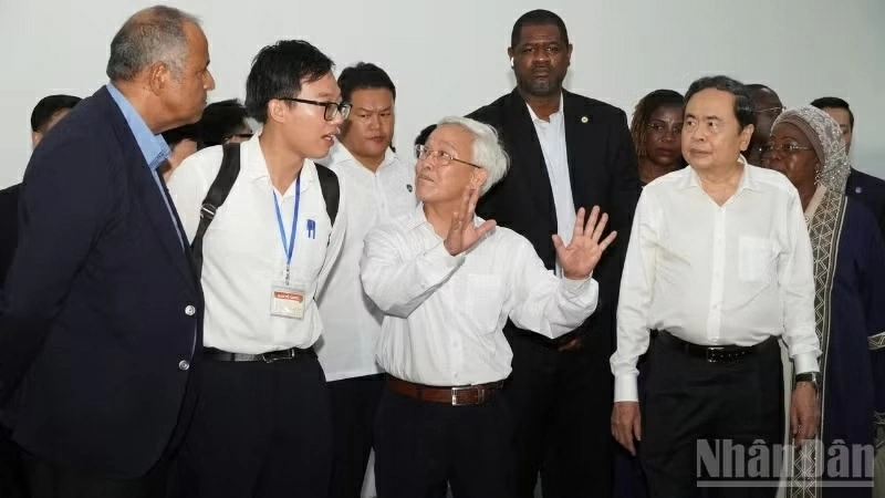 Chủ tịch Quốc hội Trần Thanh Mẫn và Chủ tịch Quốc hội Bờ Biển Ngà thăm Công ty cổ phần Nông nghiệp Công nghệ cao Trung An Chủ tịch Quốc hội Trần Thanh Mẫn và Chủ tịch Quốc hội Bờ Biển Ngà thăm Công ty cổ phần Nông nghiệp Công nghệ cao Trung An