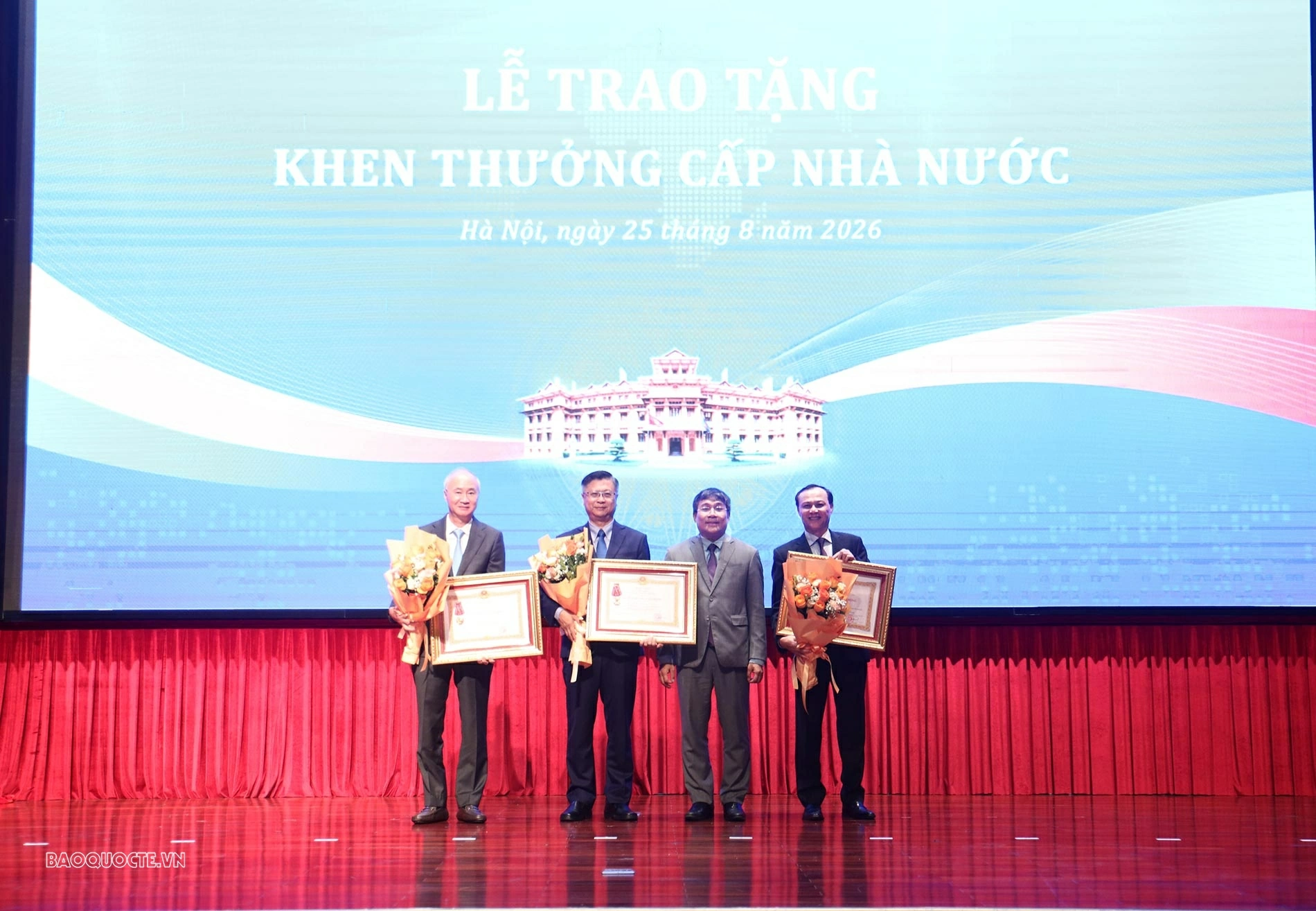 Trao tặng Huân chương Lao động các hạng cho các đồng chí nguyên Lãnh đạo Ban Đối ngoại Trung ương, nguyên cán bộ lãnh đạo, quản lý cấp vụ qua các thời kỳ của Bộ Ngoại giao và Ban Đối ngoại Trung ương với 03 Huân chương Lao động hạng Nhất, 13 Huân chương Lao động hạng Nhì và 03 Huân chương Lao động hạng Ba.