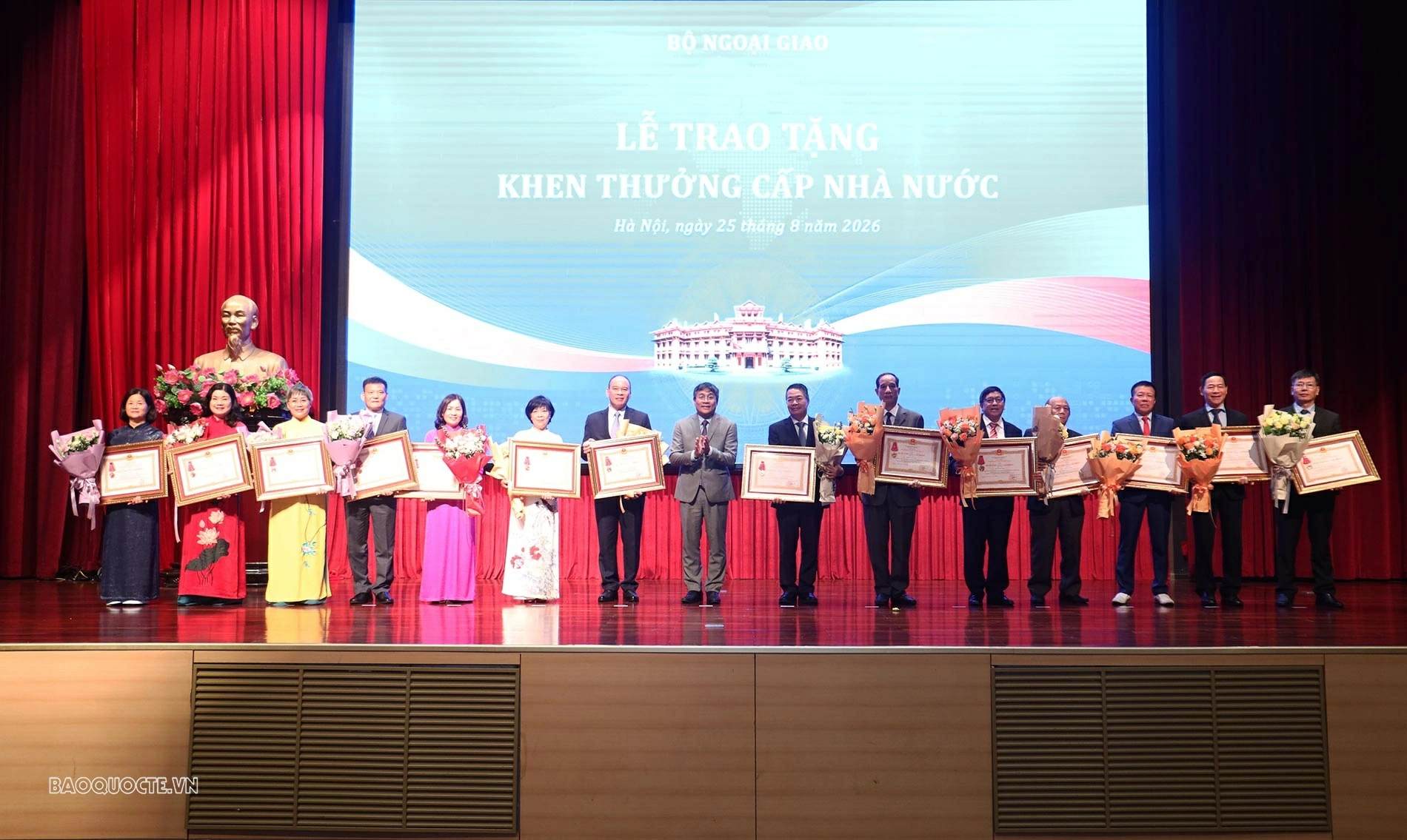 Trao tặng Huân chương Lao động các hạng cho các đồng chí nguyên Lãnh đạo Ban Đối ngoại Trung ương, nguyên cán bộ lãnh đạo, quản lý cấp vụ qua các thời kỳ của Bộ Ngoại giao và Ban Đối ngoại Trung ương với 03 Huân chương Lao động hạng Nhất, 13 Huân chương L