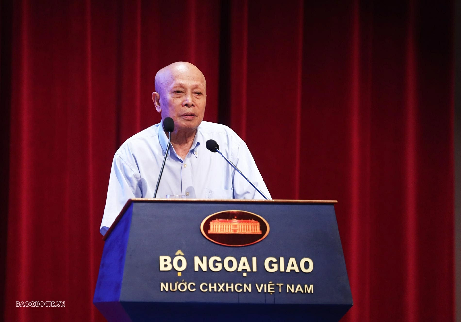 đồng chí Nguyễn Văn Đắc, Chủ nhiệm Câu lạc bộ hưu trí của Bộ Ngoại giao phát biểu tại buổi gặp mặt. (Ảnh: Thành Long)