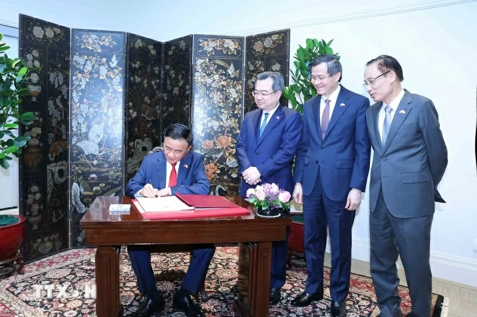 Thường trực Ban Bí thư Trần Cẩm Tú hội kiến Tổng Thư ký Đảng Hành động Nhân dân Singapore, Thủ tướng Lawrence Wong