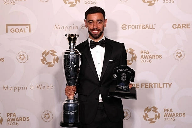 Bruno Fernandes chụp cùng danh hiệu Cầu thủ xuất sắc nhất năm của PFA và Đội hình tiêu biểu mùa giải 2025-2026 tại lễ trao giải ở Manchester, Anh, ngày 25/8. (Nguòn: Getty Images) Bruno Fernandes chụp cùng danh hiệu Cầu thủ xuất sắc nhất năm của PFA và Đội hình tiêu biểu mùa giải 2025-2026 tại lễ trao giải ở Manchester, Anh, ngày 25/8. (Nguòn: Getty Images)