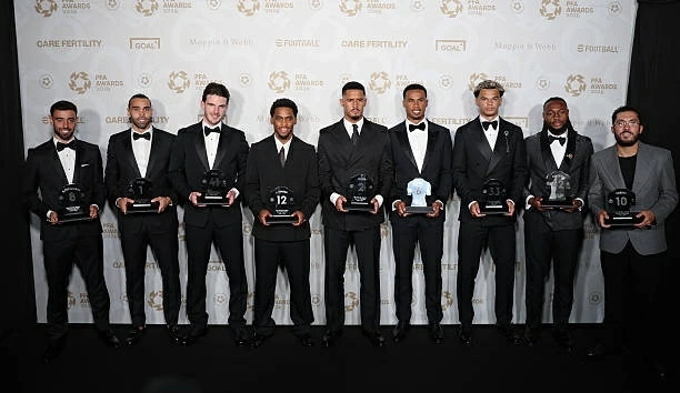Đội trưởng MU Bruno Fernandes hoàn tất cú hat-trick danh hiệu Đội trưởng MU Bruno Fernandes hoàn tất cú hat-trick danh hiệu