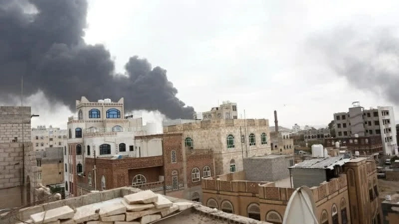 Lực lượng Kháng chiến Quốc gia Yemen tiến hành các cuộc không kích nhằm vào vị trí của Houthi gần thành phố cảng Hodeidah bên bờ Biển Đỏ. (Nguồn: Anadolu)