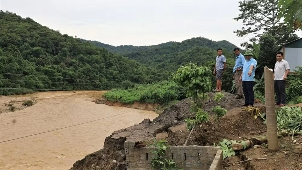 Khắc phục sạt lở, sơ tán khẩn cấp người dân tại các xã miền núi tỉnh Nghệ An