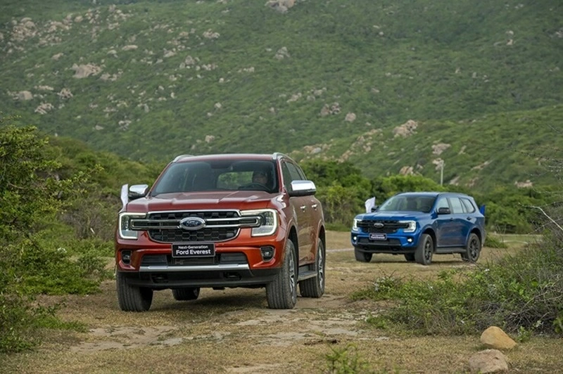 Ford Everest sở hữu ngoại hình bề thế với thiết kế vuông vức, khỏe khoắn và mang đậm phong cách SUV địa hình.