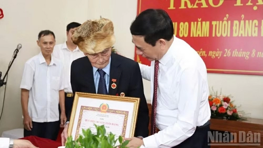 Đại tướng Phan Văn Giang trao Huy hiệu 80 năm tuổi Đảng tại Thái Nguyên
