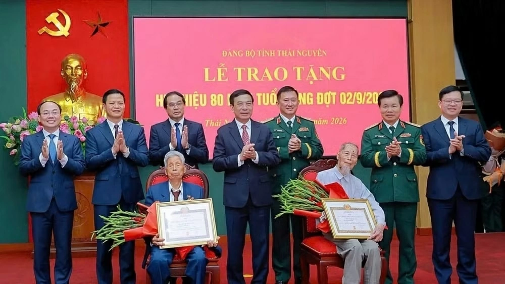 Đại tướng Phan Văn Giang trao Huy hiệu 80 năm tuổi Đảng tại Thái Nguyên