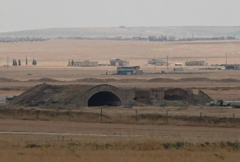 Căn cứ không quân Abu al-Duhur sau các đợt không kích, Syria, ngày 18/8. (Nguồn: Asharq Al-Awsat)