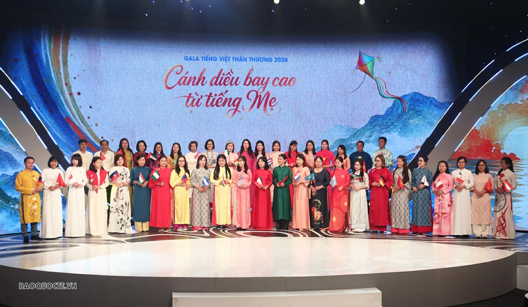50 giáo viên kiều bào đến từ 14 quốc gia tham dự đêm Gala. (Ảnh: Thành Long)