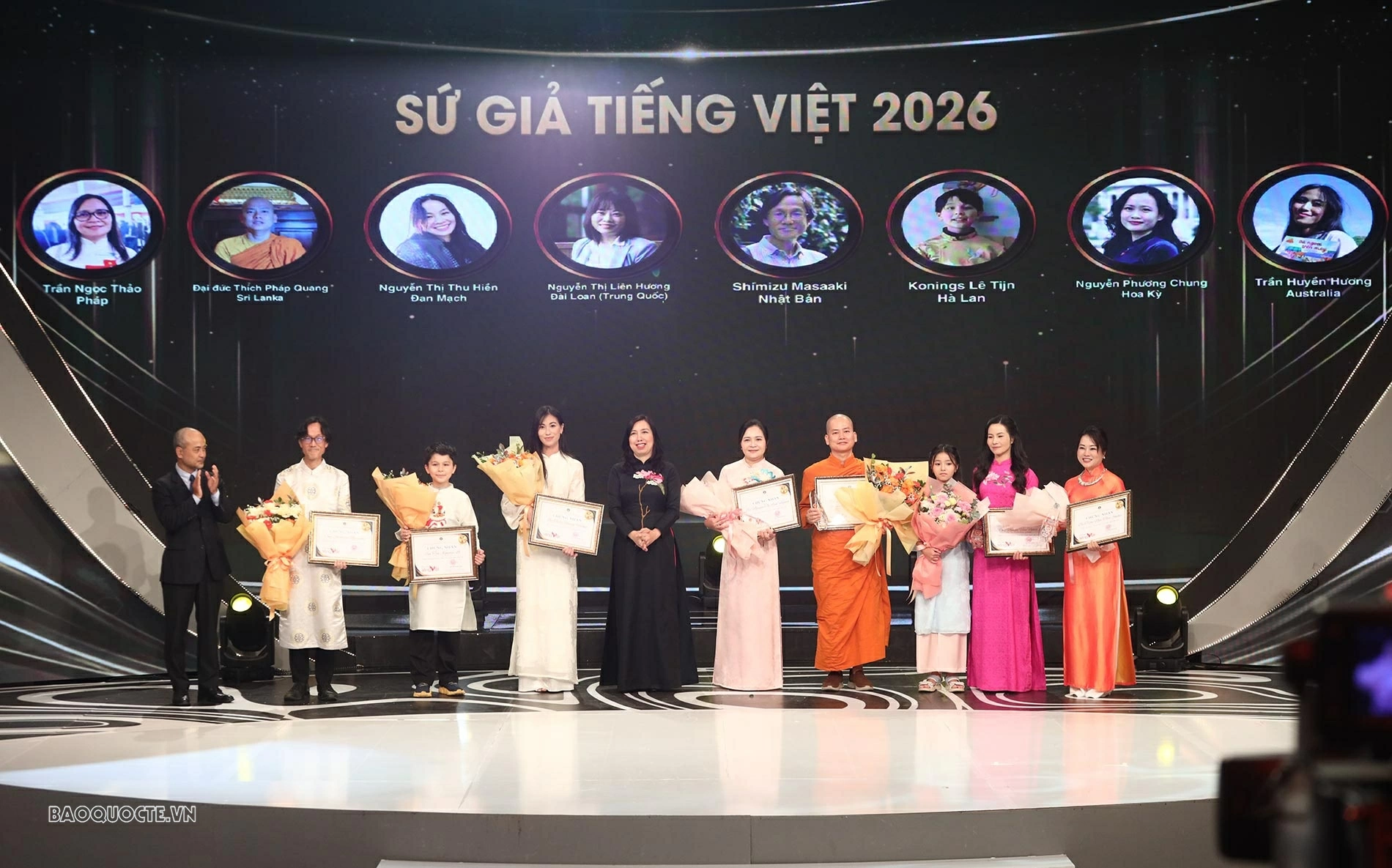 Thứ trưởng Lê Thị Thu Hằng trao danh hiệu “Sứ giả tiếng Việt ở nước ngoài” năm 2026 đã vinh danh 8 cá nhân tiêu biểu. (Ảnh: Thành Long)