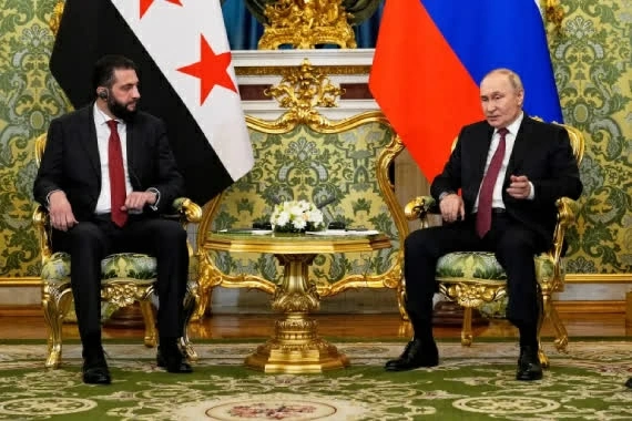 Tổng thống Nga Vladimir Putin và Tổng thống Syria Ahmed al-Sharaa trong cuộc gặp tại Điện Kremlin, hồi tháng 10/2025. (Nguồn: Al Jazeera)