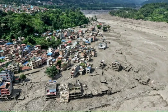 Lũ quét cuốn theo bùn đất và đá, gây thiệt hại nghiêm trọng tại khu vực Trishuli, Nepal, ngày 26/8. (Nguồn: NBC News)