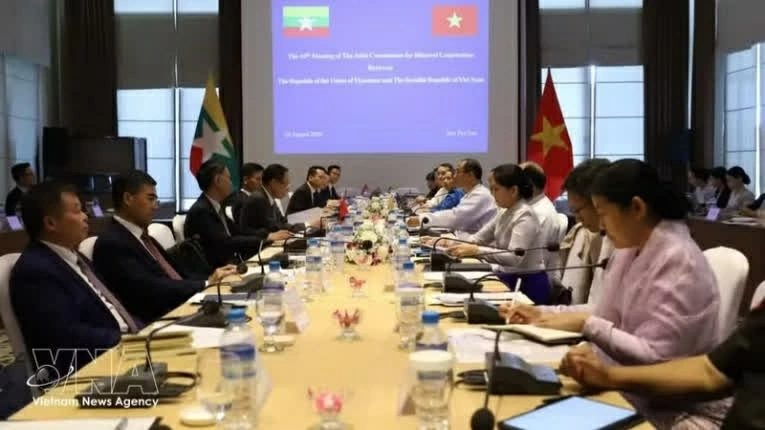 Bộ trưởng Ngoại giao Lê Hoài Trung và Bộ trưởng Ngoại giao Myanmar Tin Maung Swe đồng chủ trì Kỳ họp lần thứ 10 Ủy ban Hỗn hợp về hợp tác song phương Việt Nam - Myanmar tại Nay Pyi Taw ngày 26/8. (Nguồn: TTXVN)