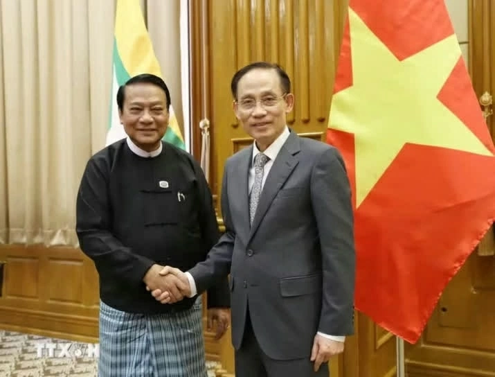 Ủy viên Bộ Chính trị, Bộ trưởng Ngoại giao Lê Hoài Trung hội kiến Chủ tịch Hạ viện, Chủ tịch Đảng Đoàn kết và Phát triển Liên bang Myanmar U Khin Yi tại Nay Pyi Taw ngày 26/8. (Nguồn: TTXVN)