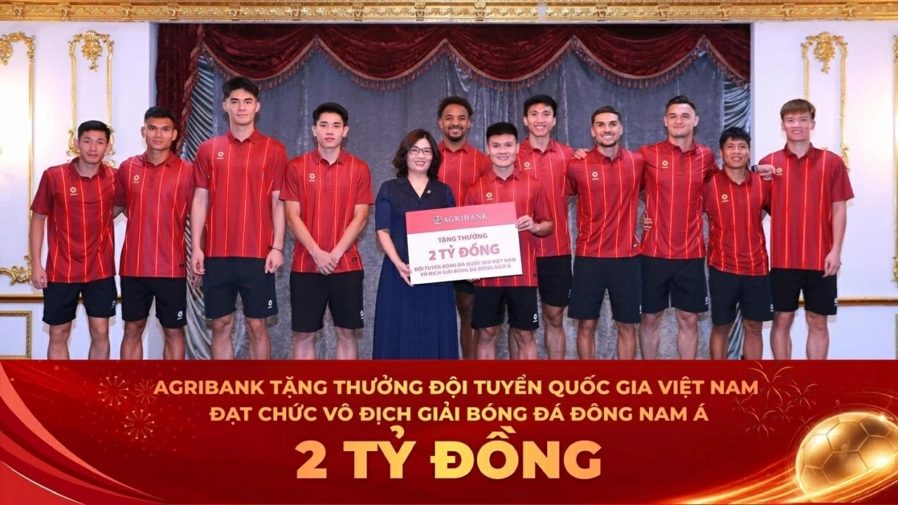 Đại diện Agribank Bà Từ Thị Kim Thanh - Thành viên HĐTV, trao thưởng 2 tỷ đồng chúc mừng thành tích xuất sắc của Đội tuyển Quốc gia Việt Nam