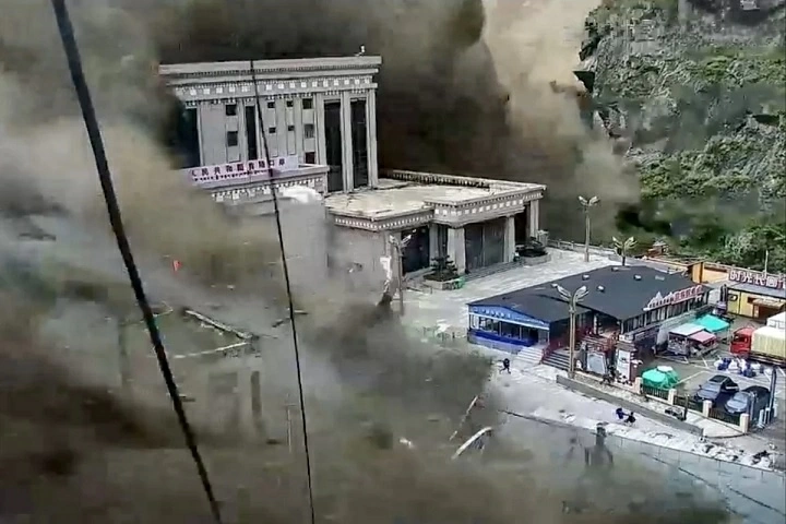 tại khu vực biên giới giữa Trung Quốc và Nepal đã xảy ra lũ quét và sạt lở bùn đá, gây hậu quả nghiêm trọng về người và tài sản