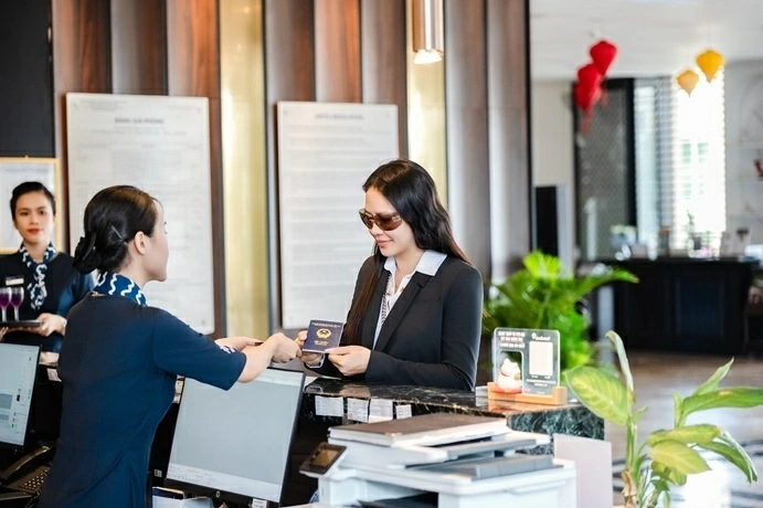 Hoa hậu An Võ khoe nhan sắc thanh lịch, sang trọng tại sân bay Tuy Hòa