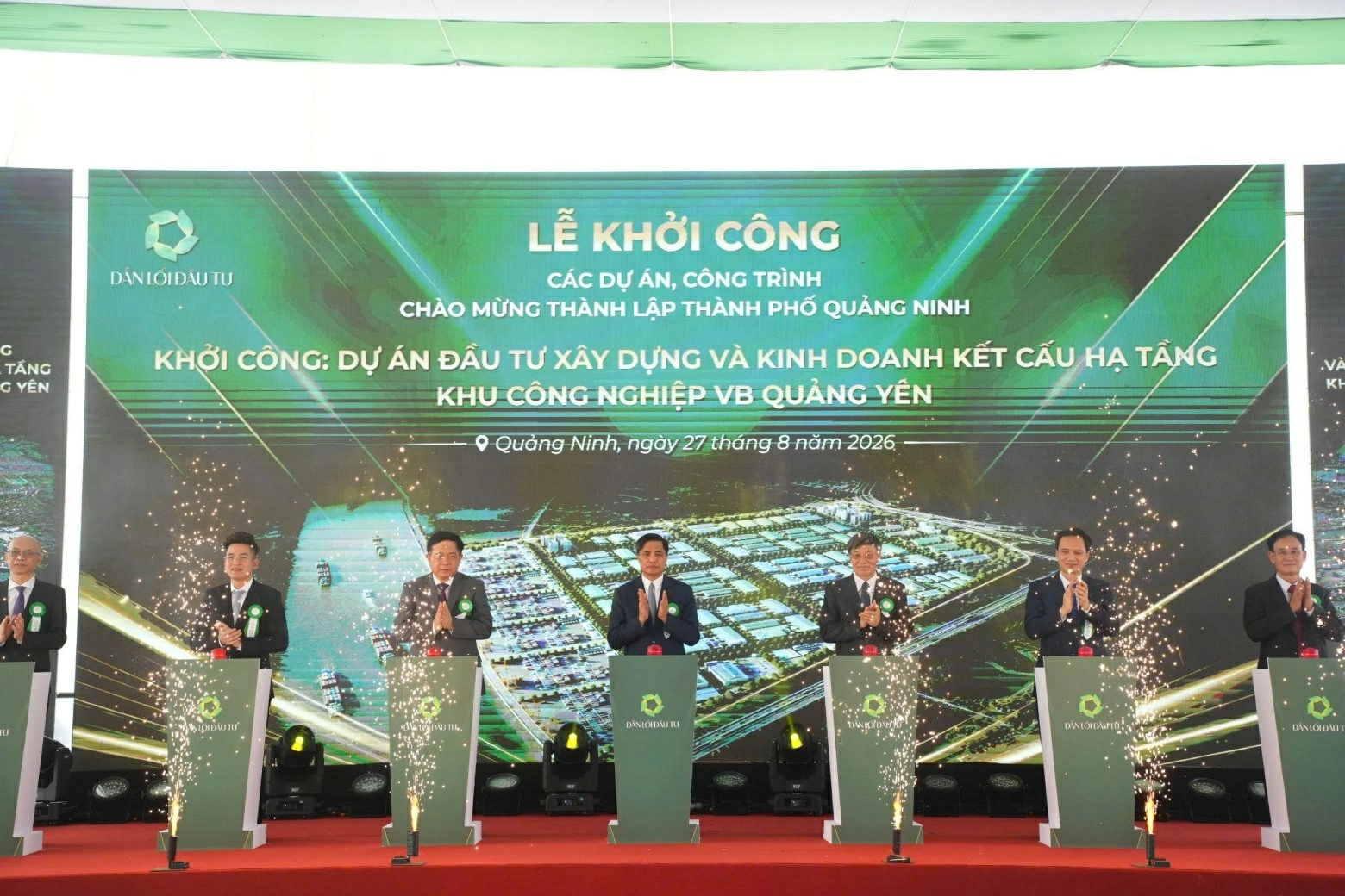 Các đại biểu bấm nút khởi công Dự án đầu tư xây dựng và kinh doanh kết cấu hạ tầng Khu công nghiệp VB Quảng Yên. (Nguồn: BTC)
