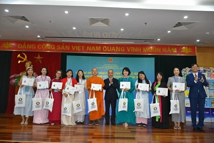 Bế mạc Khóa tập huấn phương pháp giảng dạy tiếng Việt cho giáo viên Người Việt Nam ở nước ngoài