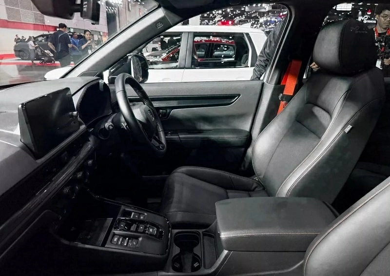 Khoang nội thất Honda CR-V TrailSport HRC Concept cũng được l&agrave;m mới theo c&ugrave;ng chủ đề.