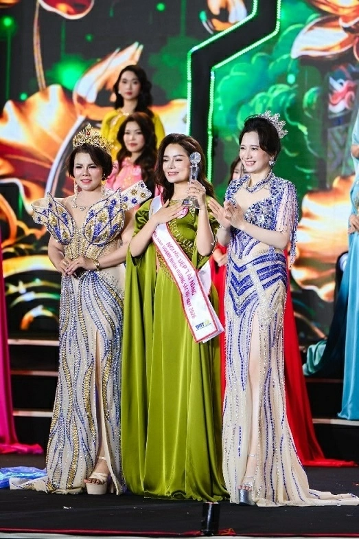 Nữ MC ‘Đất mỏ’ tỏa sáng tại Hoa hậu Doanh nhân Hương sắc Việt Nam 2026