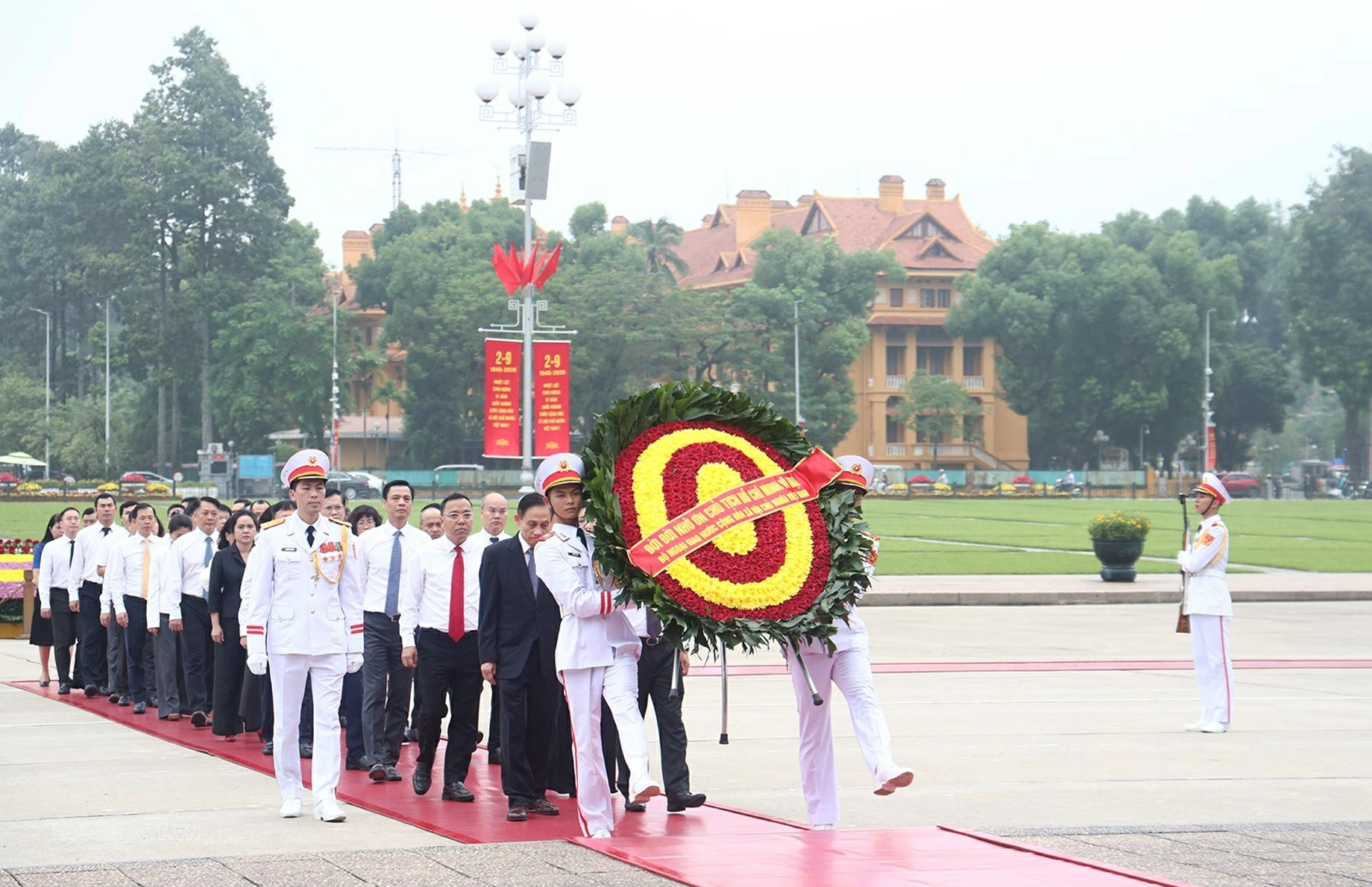 Ủy viên Bộ Chính trị, Bộ trưởng Ngoại giao Lê Hoài Trung dẫn đầu đã vào Lăng viếng Chủ tịch Hồ Chí Minh 