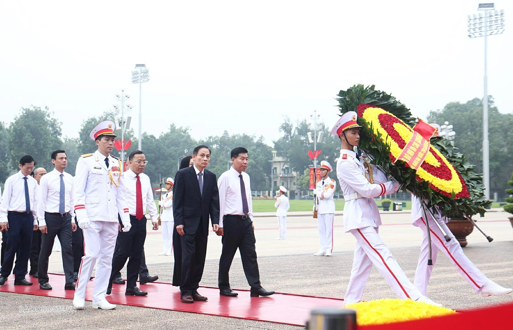 Ủy viên Bộ Chính trị, Bộ trưởng Ngoại giao Lê Hoài Trung dẫn đầu đoàn Bộ Ngoại giao Lăng viếng Chủ tịch Hồ Chí Minh. (Ảnh: Thành Long)
