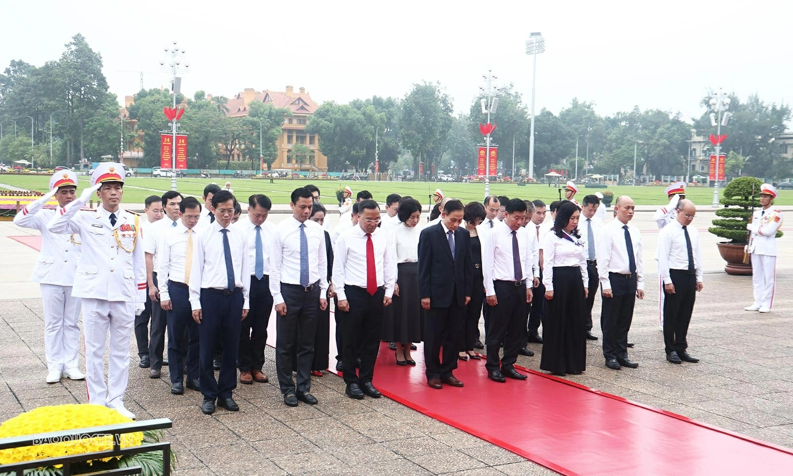 Đoàn đã thành kính vào Lăng viếng Chủ tịch Hồ Chí Minh 